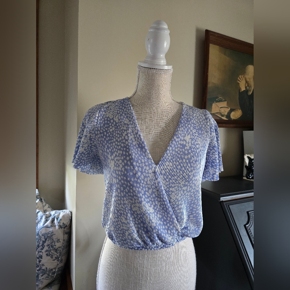 ASTR the Label Size XS womens Blue White Cropped Flutter Sleeve Top